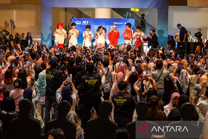 Grup boy band NexT1ide temui penggemar di Bandung