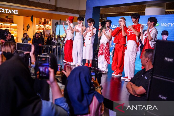 Grup boy band NexT1ide temui penggemar di Bandung