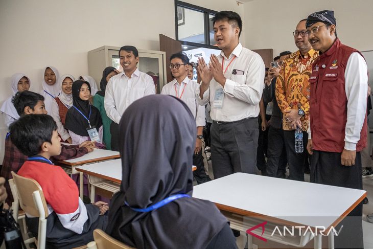 Mensos tinjau sekolah rakyat di Cimahi