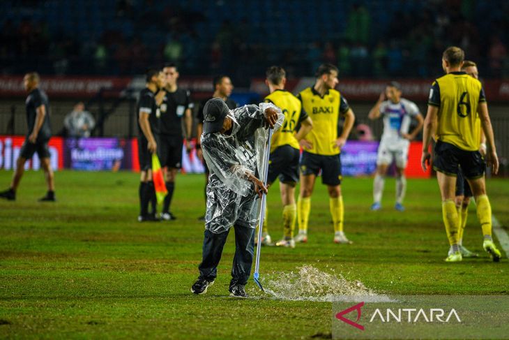 Lapangan tergenang air saat final Piala Presiden