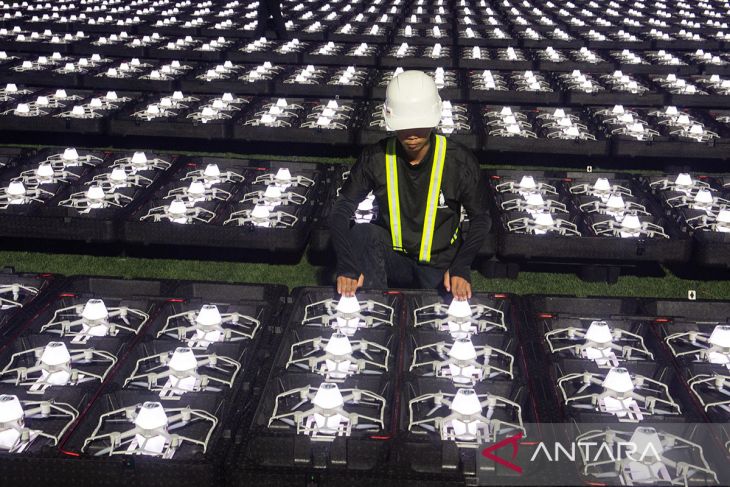 Persiapan atraksi drone di final Piala Presiden 2025