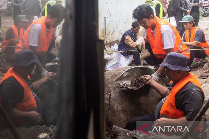 Ekskavasi dugaan prasasti di Bandung