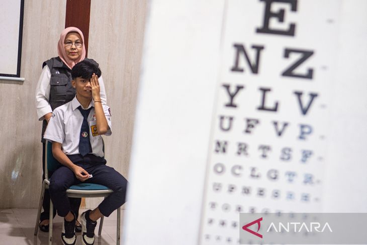 Pemeriksaan kesehatan pelajar Sekolah Rakyat Bandung
