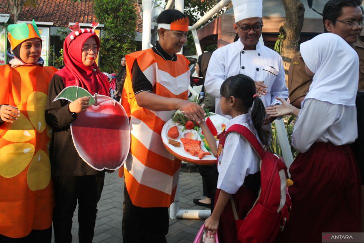 Hari pertama masuk sekolah di Surabaya