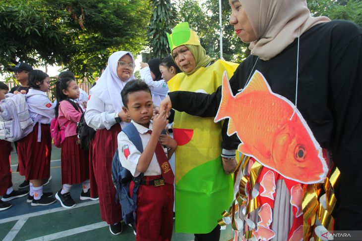 Hari pertama masuk sekolah di Surabaya