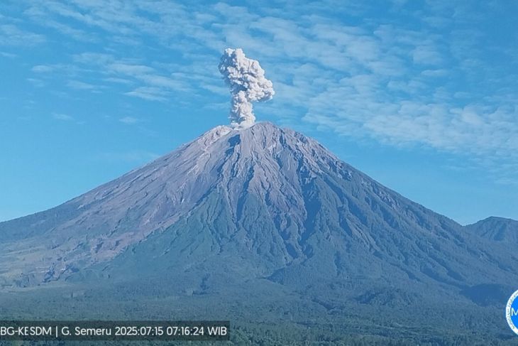 Gunung Semeru erupsi dengan letusan hingga 1,2 km di atas puncak