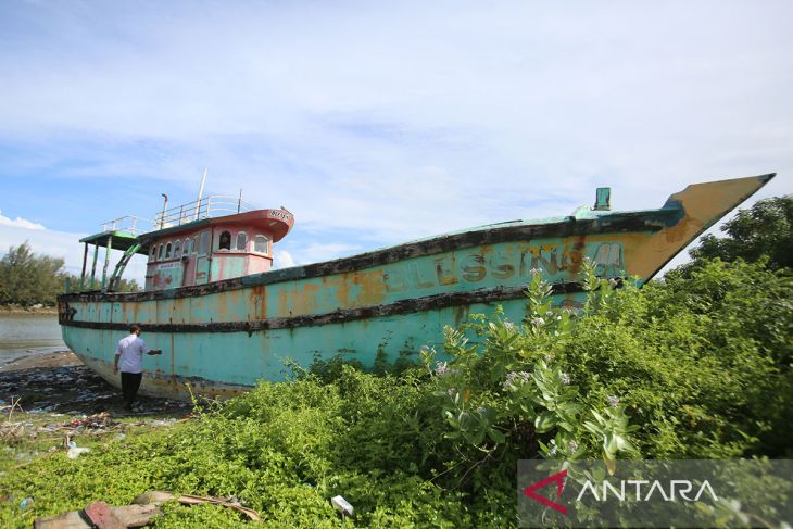 FOTO - KKP hibahkan kapal ikan asing sitaan negara