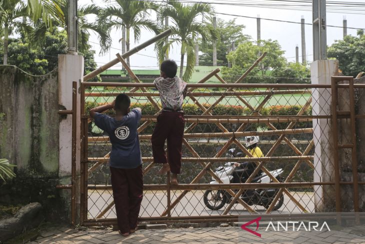 Gerbang SD Negeri Kuranji kembali ditutup