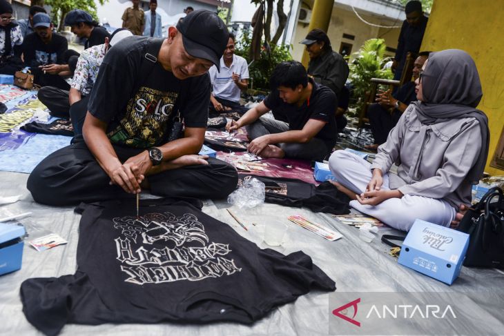 Pelatihan melukis baju menggunakan pemutih pakaian