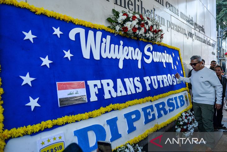 Pengumuman pemain baru Persib melalui karangan bunga