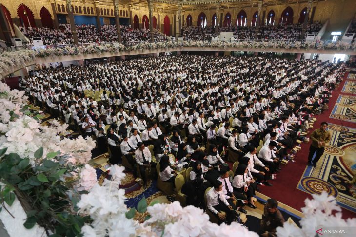 Penyerahan SK dan pembekalan CPNS serta PPPK Jawa Timur