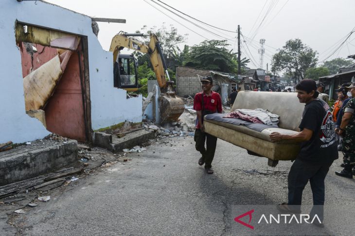 Pembongkaran bangunan liar di Tangerang