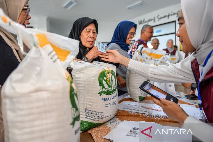 Pendistribusian bantuan cadangan pangan di Bandung