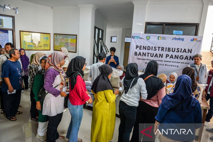 Pendistribusian bantuan cadangan pangan di Bandung