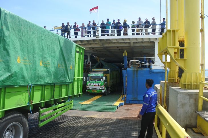 Peningkatan volume kendaraan di Pelabuhan Jangkar