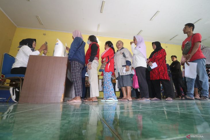 Penyaluran bantuan pangan oleh Bulog Kediri