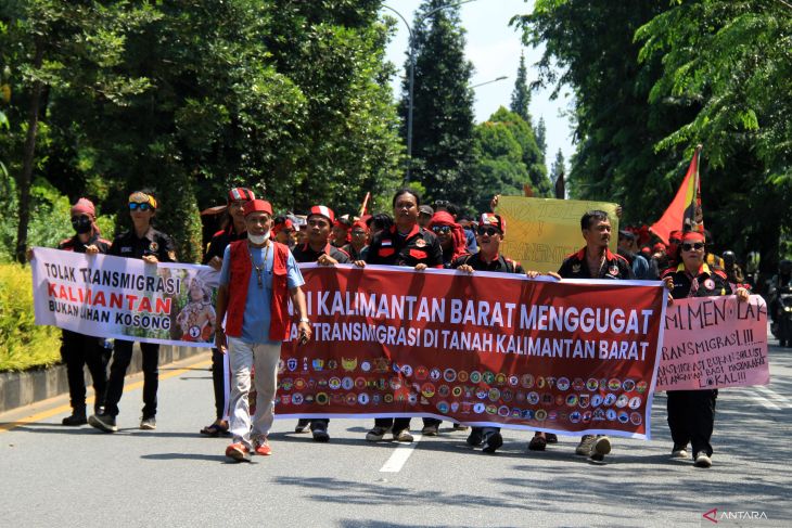 Unjuk rasa tolak program transmigrasi di Pontianak