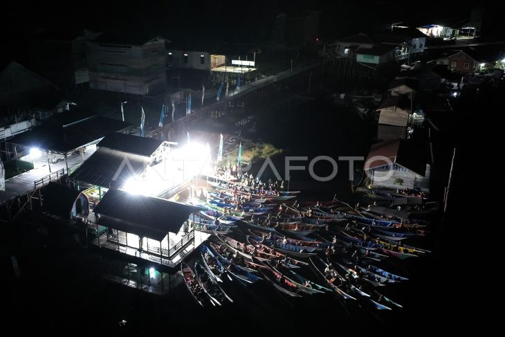 Pertunjukan bioskop terapung di Desa Muara Enggelam