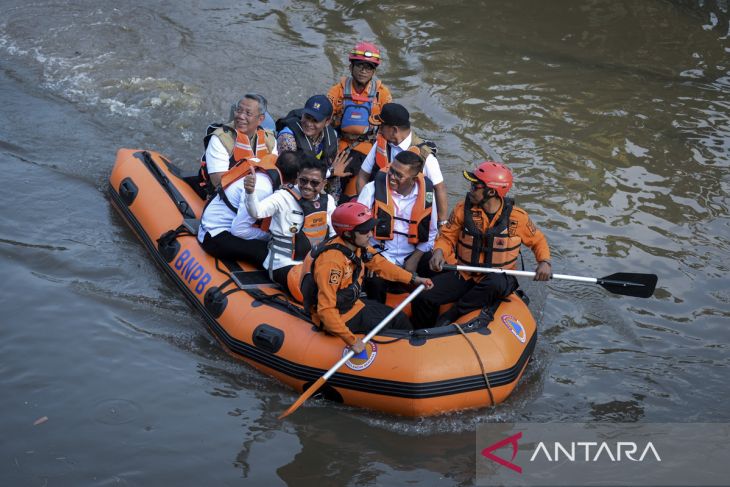 Gubernur Banten meninjau Kali Angke di Tangerang
