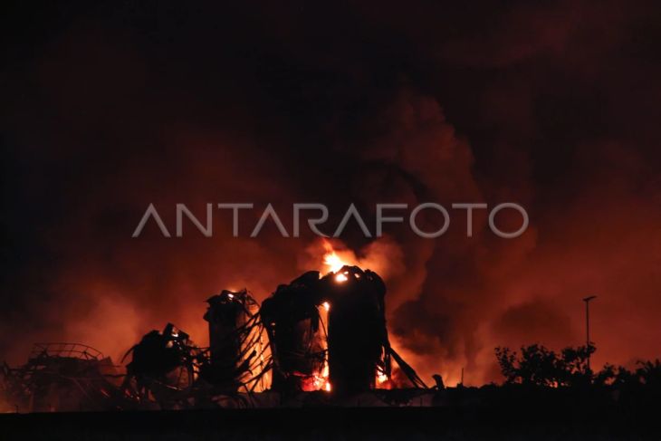 Kebakaran pabrik minyak goreng di Medan