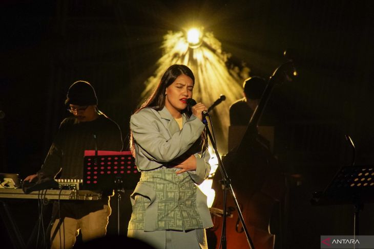 Penampilan Monita Tahalea di Jazz Gunung Bromo 2025