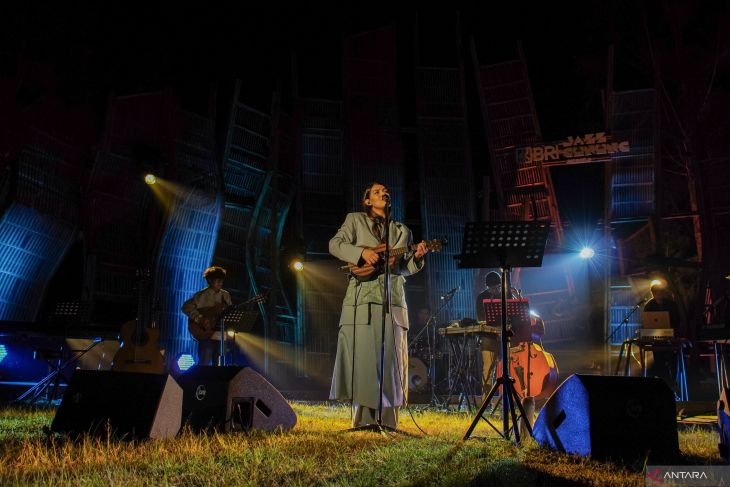 Penampilan Monita Tahalea di Jazz Gunung Bromo 2025