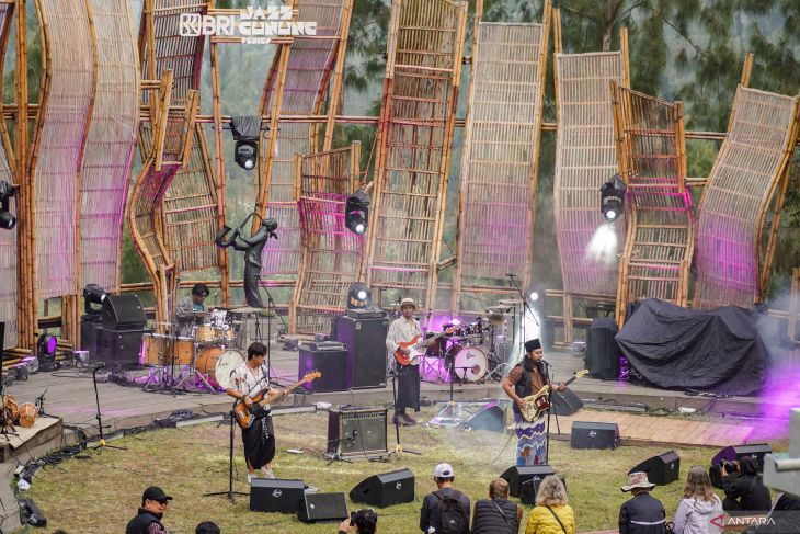 Grup musik Madura Lorjhuâ buka Jazz Gunung Bromo Series