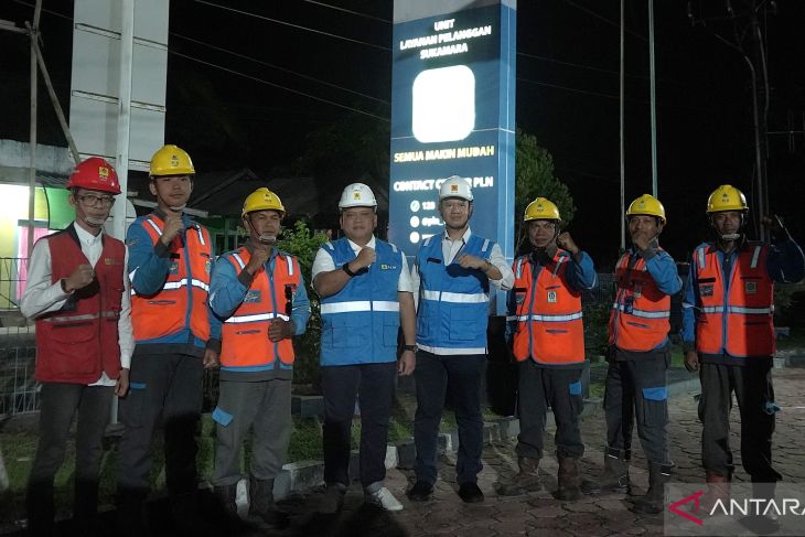 GM PLN Kalselteng foto bersama tim Pelayanan Teknik ULP Sukamara