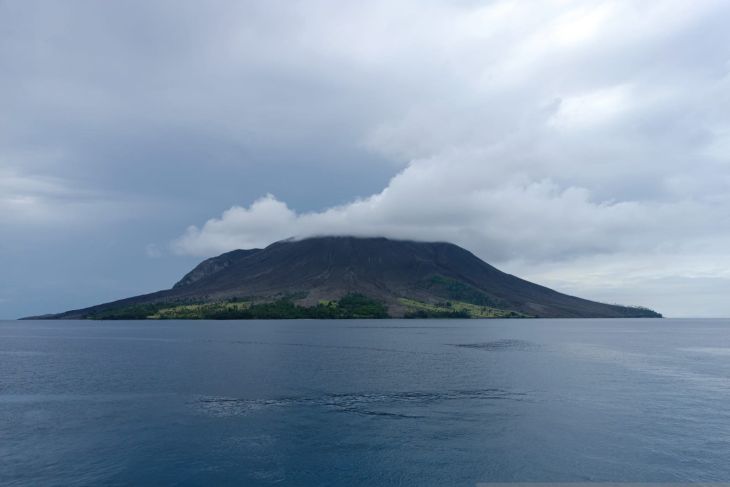 Badan Geologi ajak warga patuhi radius bahaya Gunung Ruang Sitaro