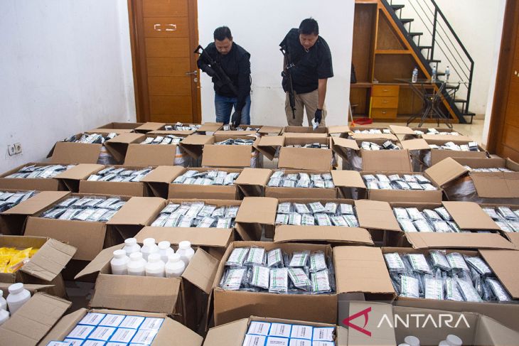 Pengungkapan kasus obat keras ilegal di Bandung