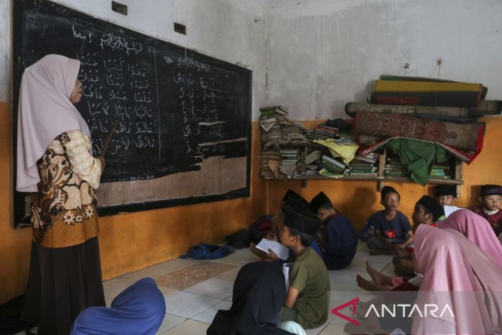 Murid madrasah belajar tanpa meja dan kursi di Pandeglang