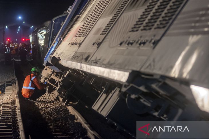 Evakuasi KA Argo Bromo Anggrek yang anjlok di Subang