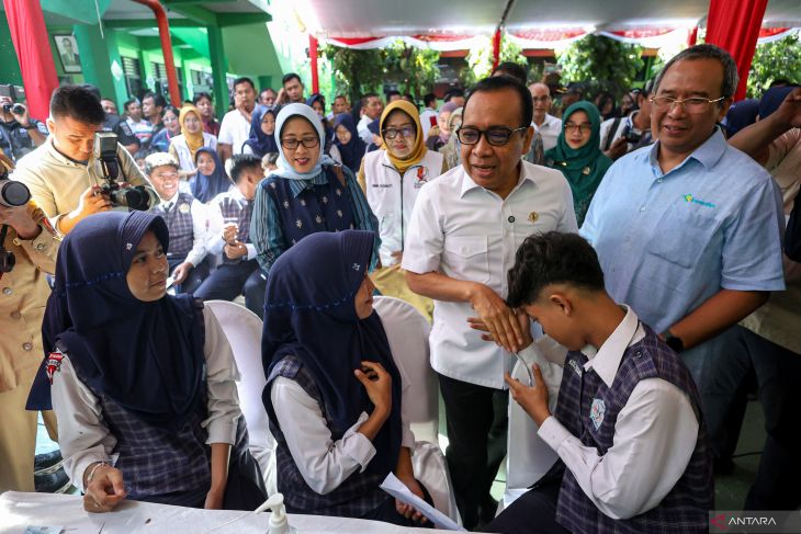 Menko PMK tinjau Cek Kesehatan Gratis sekolah di Bojonegoro