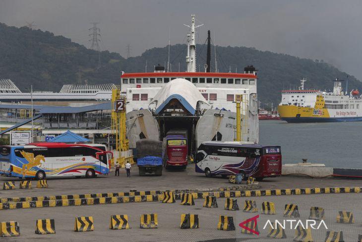 Penumpang angkutan laut dalam negeri naik