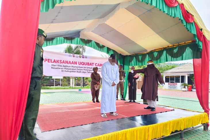 Kejari Aceh Jaya eksekusi cambuk empat terpidana judi online