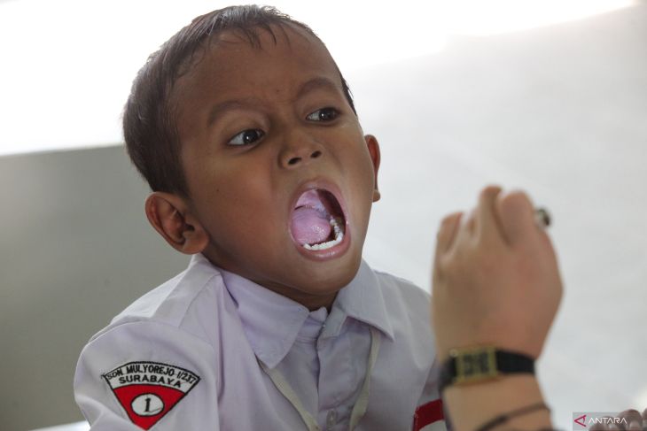 Bulan Imunisasi Anak Sekolah di Surabaya