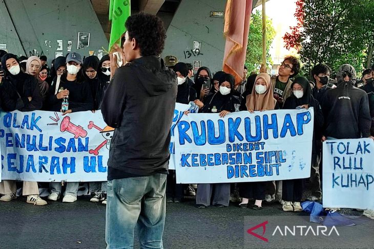 Mahasiswa UNM di Makassar aksi respons pembahasan RKUHP