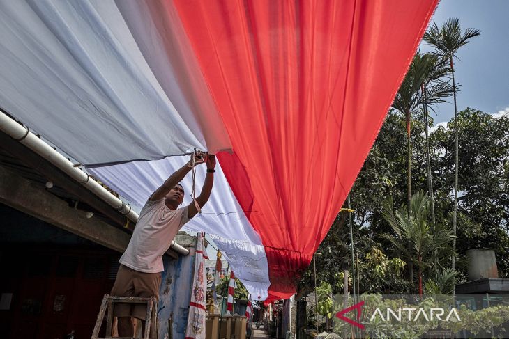 Dekorasi kain merah putih di Padalarang