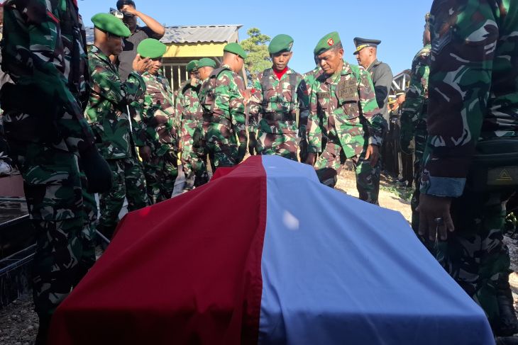 Jenazah Prada Lucky dimakamkan secara militer