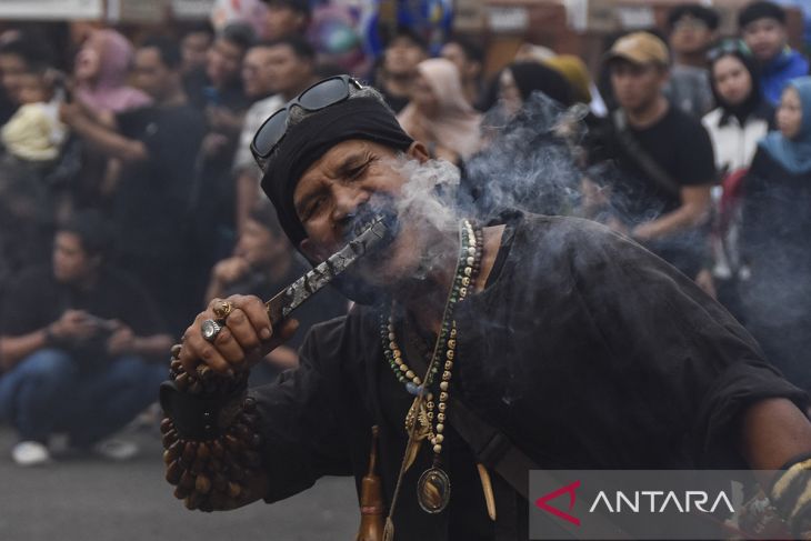 Kesenian debus di Tasikmalaya