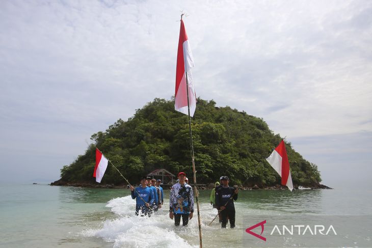FOTO - Pengibaran bendera HUT RI di Pulau Tuan Aceh Besar