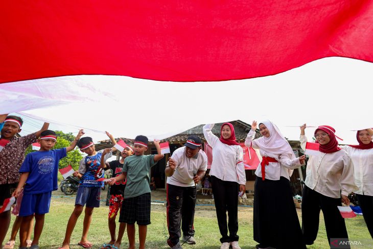 Aksi bentangkan bendera oleh anak-anak di daerah pelosok