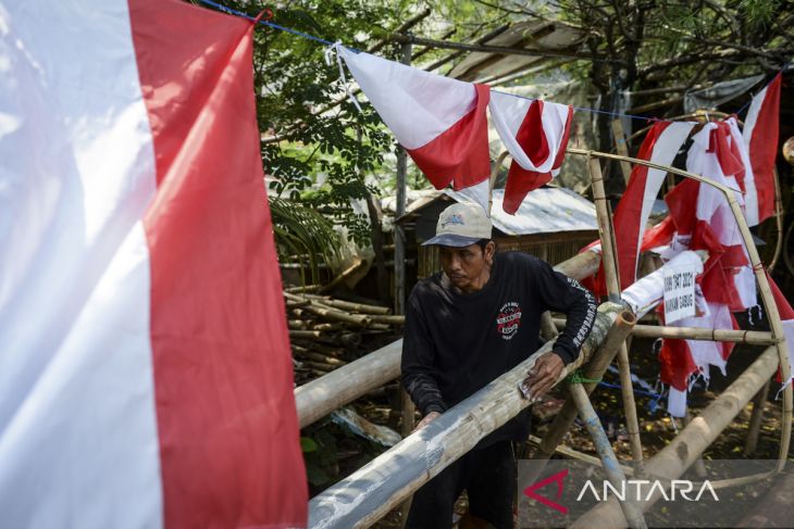 Penjualan pohon panjat pinang