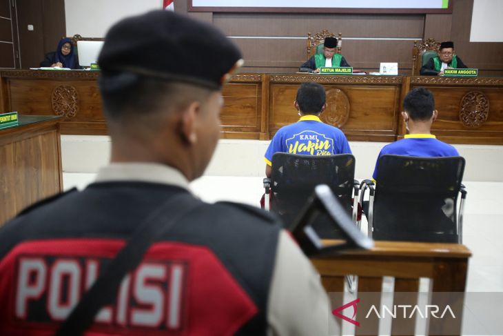 FOTO - Terdakwa gay dihukum 80 kali cambuk