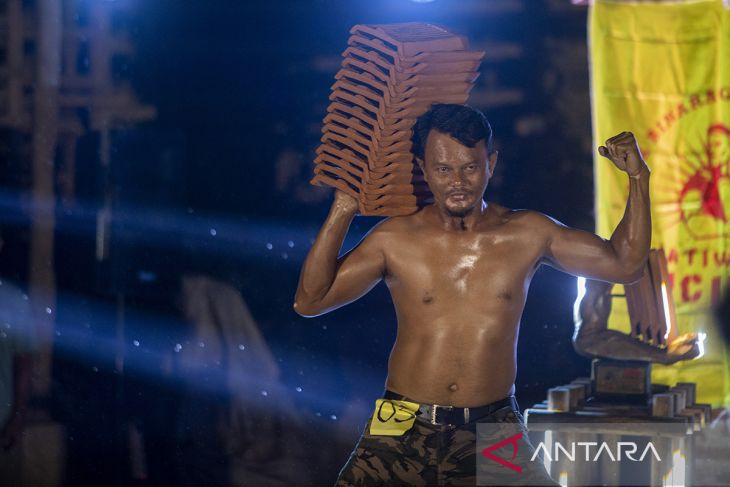 Kontes binaraga pekerja pabrik genting