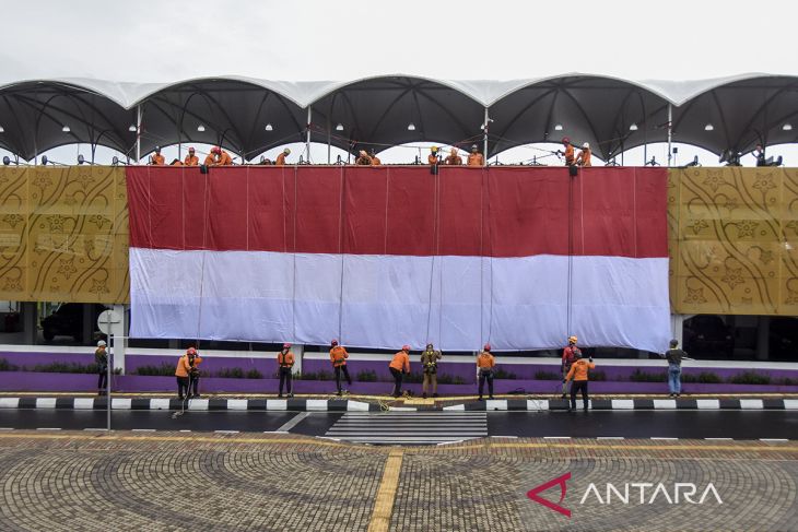 Pembentangan bendera merah putih di Wisata kuliner