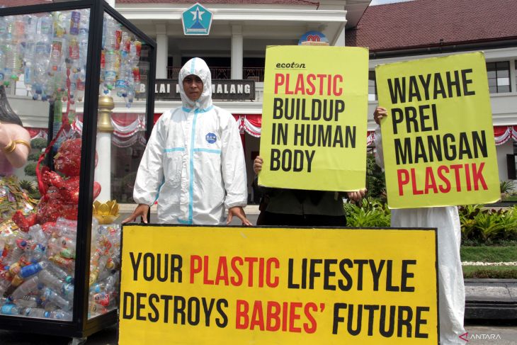 Aksi pegiat lingkungan tolak sampah plastik