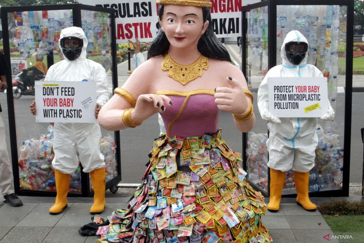 Aksi pegiat lingkungan tolak sampah plastik