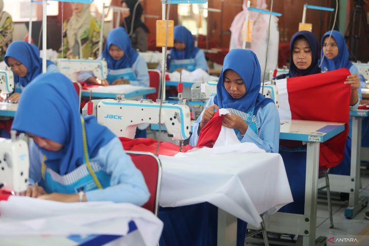 Menjahit Bendera Merah Putih serentak di Jawa Timur