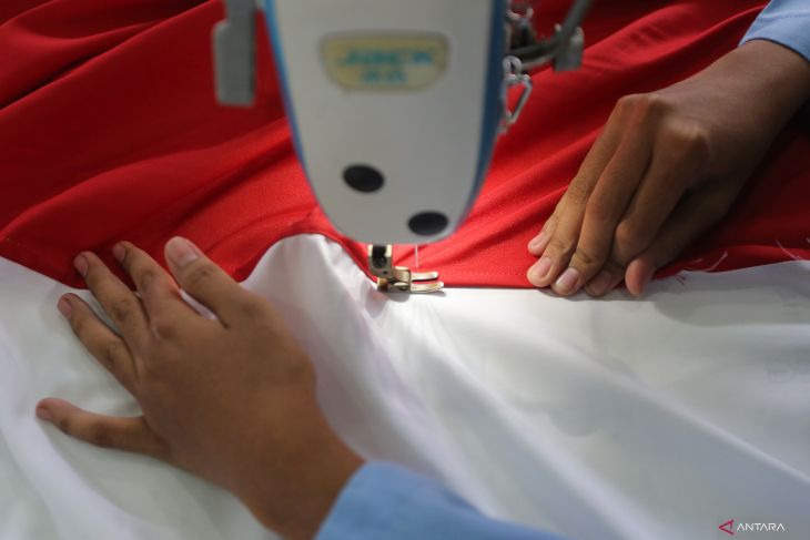 Menjahit Bendera Merah Putih serentak di Jawa Timur